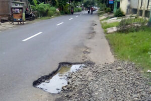 Jalan Tidu Arah Bandara Berlubang