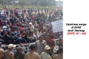 Warga Kembali Geruduk DPRK dan Kantor Bupati