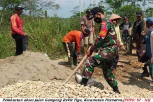 Warga Bangun Akses Jalan Tani