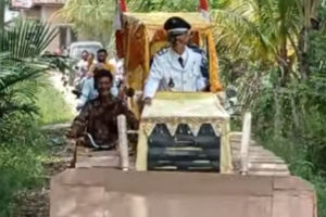 Geuchik Seunebok Jalan Diarak dengan Bulldozer