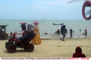 Pantai Peudawa Idi Ramai Pengunjung