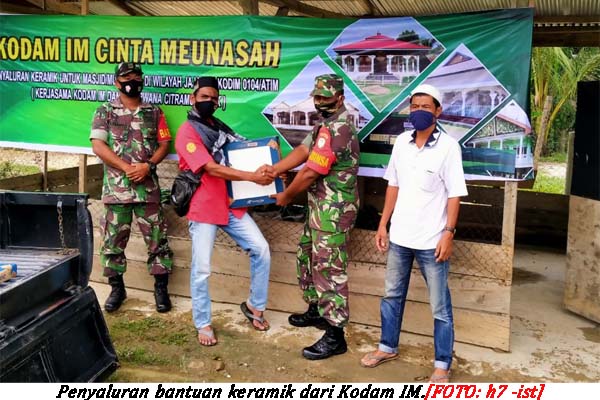 Koramil Nurussalam Serahkan Keramik Meunasah