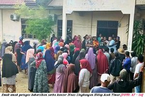 Ratusan Emak-Emak Kebersihan Serbu Dinas LH