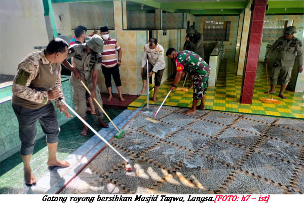 Warga Bersihkan Masjid Taqwa Langsa