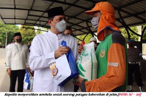Petugas Kebersihan dan Abang Becak dapat Bantuan dari Kapolda