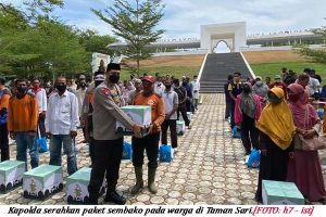 Ratusan Paket Sembako Dibagikan