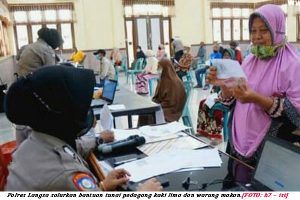 Polres Langsa Bantu Uang Tunai pada Masyarakat