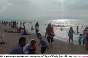 Pantai Kuala Raja Bireuen Diserbu Para Wisatawan