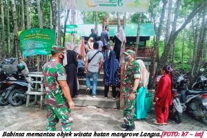 Pengunjung Objek Wisata Hutan Mangrove Melonjak
