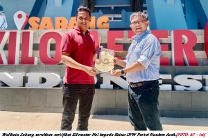 Pria Dapat Sertifikat Kilometer Nol Indonesia