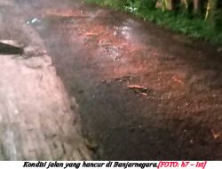 Akses Jalan Raya Situwangi-Bandingan Rusak Parah