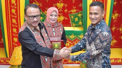 Kunjungi Sabang, Kejati Aceh Dikalungi Bungoeng Ue dari Walikota