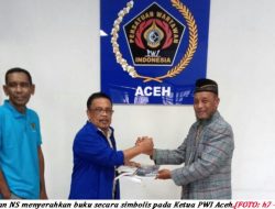 Mantan Ketua PWI Aceh Tambah Koleksi Pustaka PWI