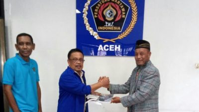 Mantan Ketua PWI Aceh Tambah Koleksi Pustaka PWI