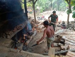 TNI Ikut Bakar Batu Bata Milik Masyarakat
