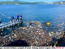 Kejari Sabang Bersihkan Sampah di Laut