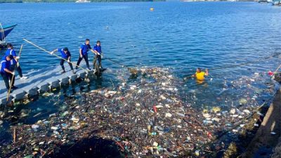 Kejari Sabang Bersihkan Sampah di Laut