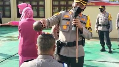 Naik Pangkat, 18 Polisi Simeulue Disiram Air Bunga