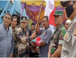 Pemkab Aceh Jaya Bagi Bendera Merah Putih