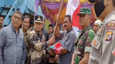 Pemkab Aceh Jaya Bagi Bendera Merah Putih