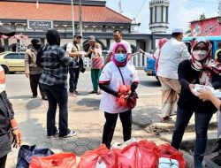 KGBN Bagikan Nasi Bok di Pasar Leuwiliang Bogor