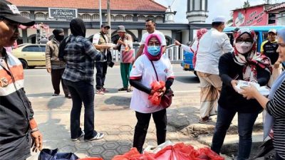 KGBN Bagikan Nasi Bok di Pasar Leuwiliang Bogor