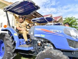 Kelompok Tani di Aceh Besar dapat Bantuan Traktor dari Menteri Pertanian