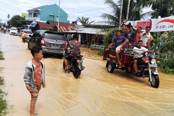 Banjir Surut, Warga Kembali Ke Rumah | Halaman 7