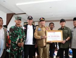 Kepala BNPB Serahkan Bantuan ‘Dana Siap Pakai’ Rp750 Juta