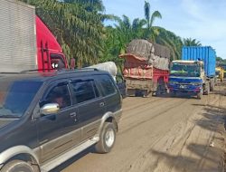 Tronton terperosok, Lalu Lintas Macet Puluhan Kilometer