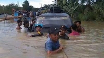 Aksi Heroik Warga Selamakan Mobil Penumpang Terserat Banjir