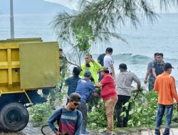 Pj Walikota dan ASN Bersihkan Taman Pantai Kasih