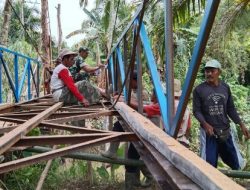 Gotong Royong Rawat Jembatan Bukit Tiga Peunaron