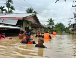 Brimob Aramiyah Evakuasi Korban Banjir Tamiang