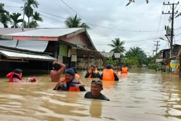 Brimob Aramiyah Evakuasi Korban Banjir Tamiang | Halaman 7