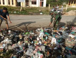 Gotong Royong Bersihkan Sampah