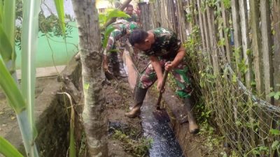 Antisipasi DBD, Babinsa Bersih Parit