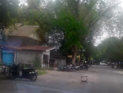 Bangku Tua Setia Temani Jalan Rusak