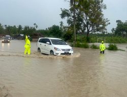 Satlantas Pidie Urai Jalan Terendam Banjir