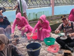Kapolsek Grong-grong dan Istri  Ikut Bakar Apam