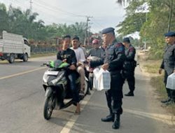 Tradisi Bagi Takjil Brimob Kompi Pelopor Aramiah