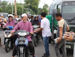 Kodim Aceh Timur Bagikan Takjil di Jalan