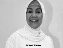 Nani Wijaya Dimakamkan Satu Liang dengan Suami