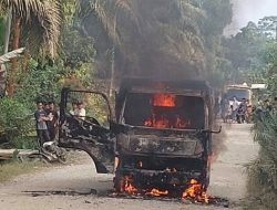 Warga Bakar Truk Tabrak Pelajar di Tamiang