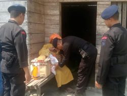 Brimob Aramiyah Bagi Sembako pada Lansia
