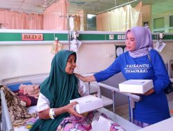 Srikandi Demokrat Aceh Bagi Nasi Kotak di RSUZA