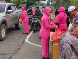 Bhayangkari Polsek Peureulak Barat Bagi Takjil