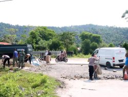 TNI-Polri Perbaiki Jalan di Pelabuhan Balohan