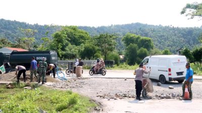 TNI-Polri Perbaiki Jalan di Pelabuhan Balohan