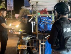 Sat Reskrim Polresta Bagi Makan Sahur di Jalan